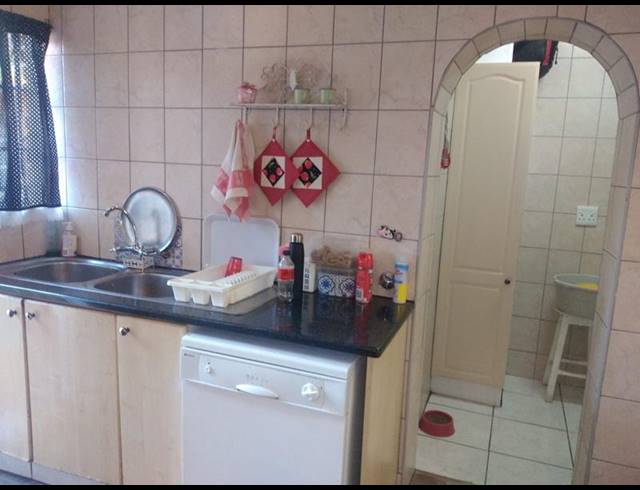 5 BEDROOM HOUSE FOR SALE IN ROOIHUISKRAAL NORTH
